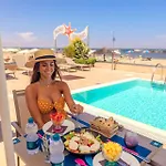 & Me Ξενοδοχείο
