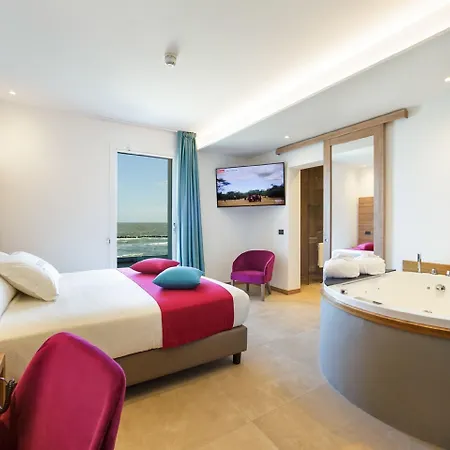 & Me Otel