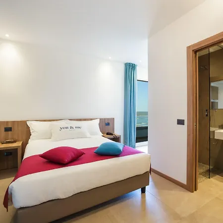 & Me 3* Римини